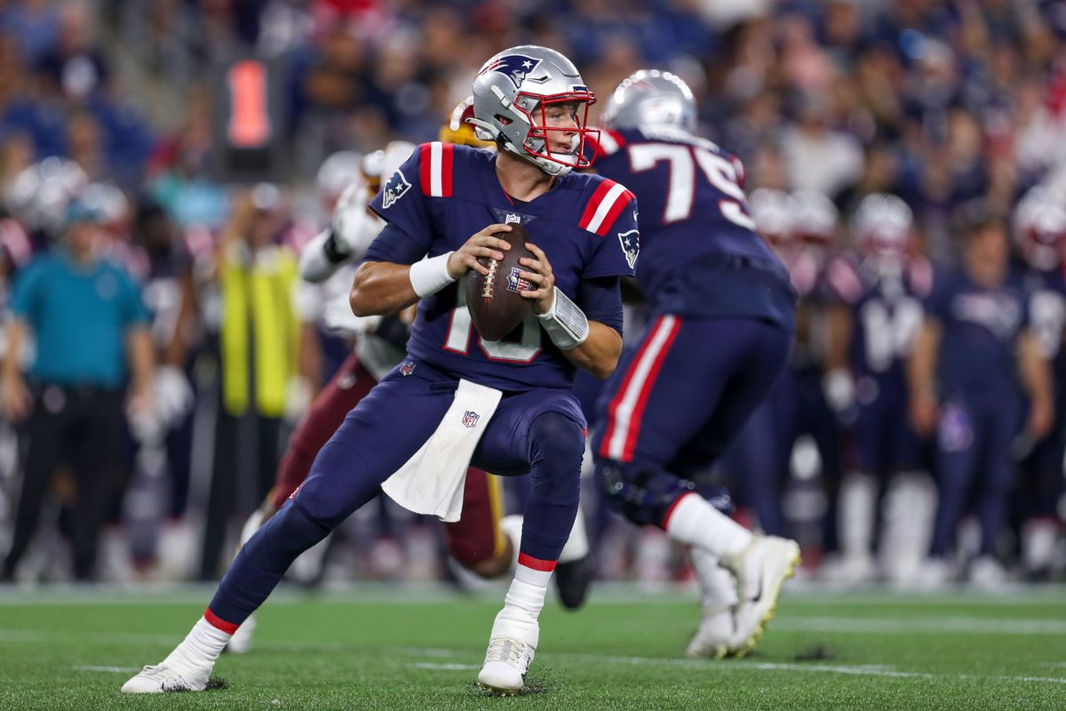 New England Patriots quarterback Mac Jones (10) looks to pass during the first half against Washington Football Team at Gillette Stadium.