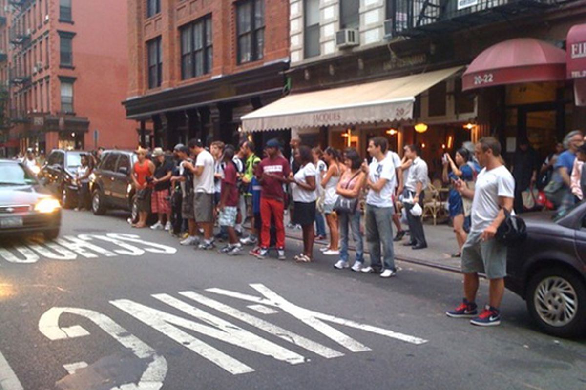 Image via <a href="http://katiebakes.tumblr.com/post/166852196/crowd-waiting-for-lindsay-lohan-to-come-out-of">Katiebakes</a>