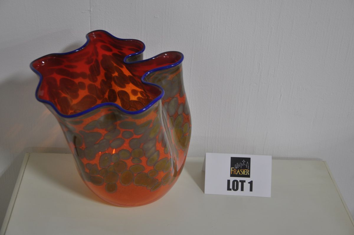 This blown-glass Dale Chihuly vase can be seen in Frasier Crane’s apartment in the sitcom and will now be auctioned off on June 11. | Sullivan Auctioneers