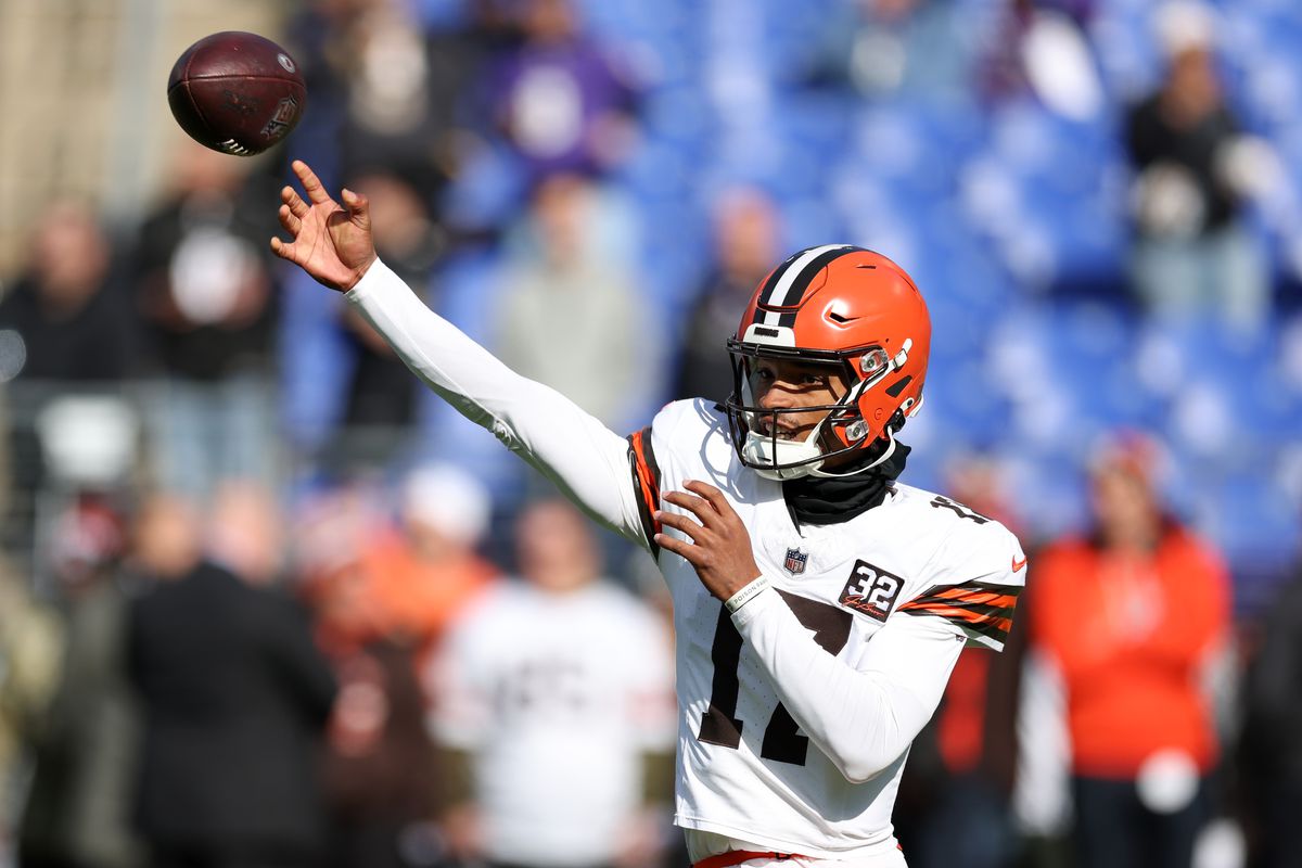 Dorian Thompson-Robinson #17 of the Cleveland Browns warms up before the game against the Baltimore Ravens at M&amp;T Bank Stadium on November 12, 2023 in Baltimore, Maryland.