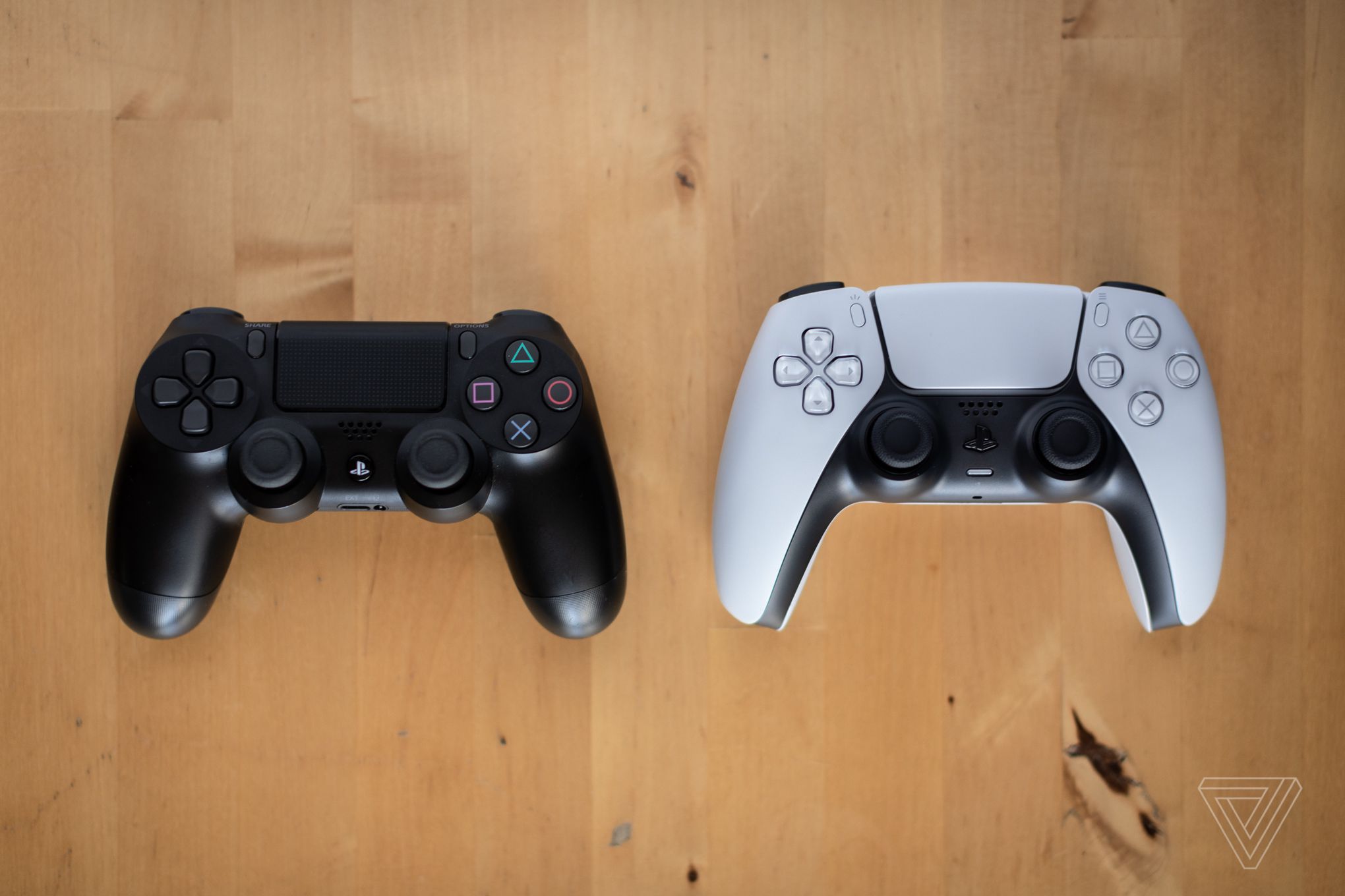 प्रत्येक PS5 एक DualSense नियन्त्रक संग आउँछ।  तपाईंले DualShock 4 नियन्त्रक प्रयोग गर्न सक्नुहुन्छ, तर यसले मात्र काम गर्नेछ जब तपाईं अर्को-gen कन्सोलमा PS4 खेलहरू खेल्दै हुनुहुन्छ। 