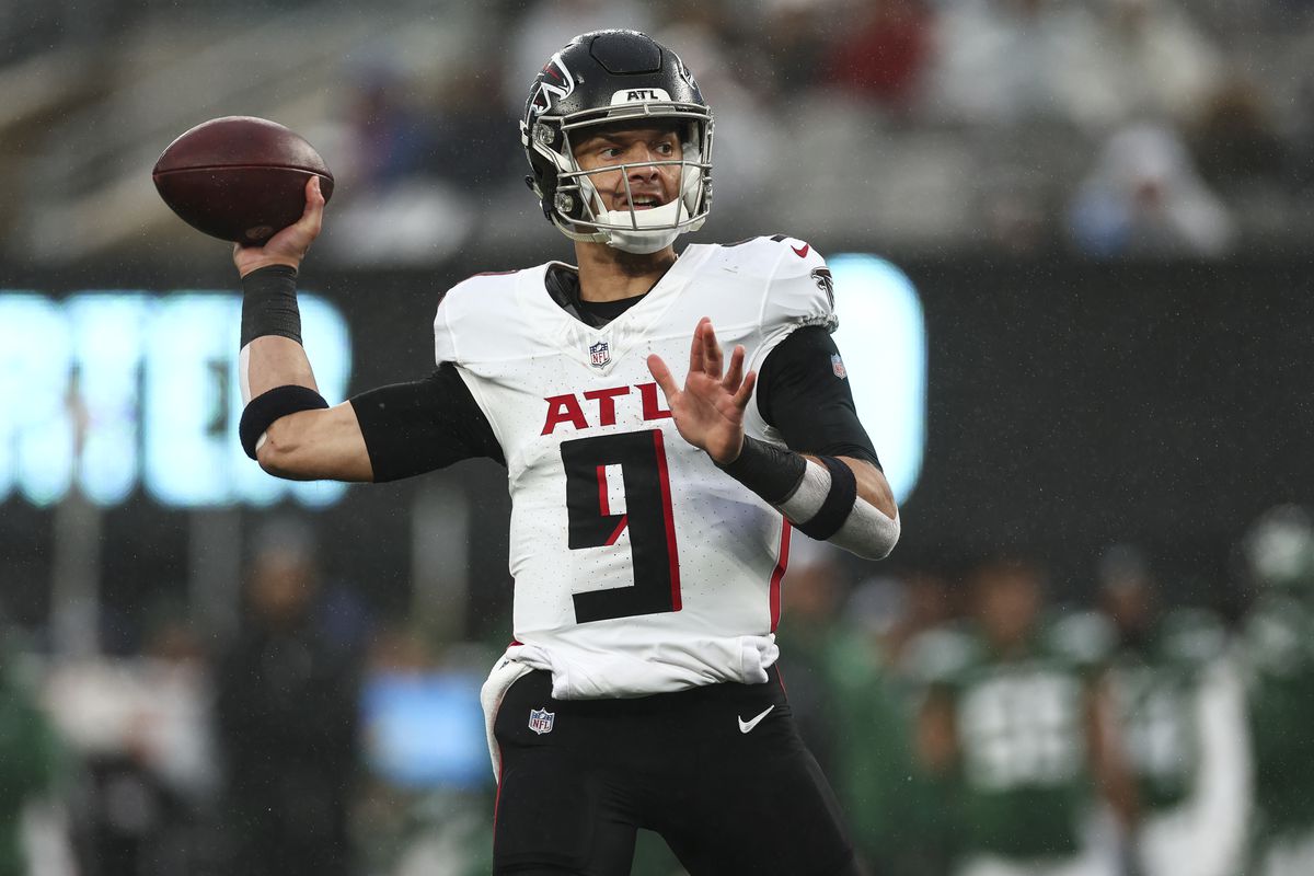 Desmond Ridder #9 of the Atlanta Falcons throws a pass during the second quarter of an NFL football game against the New York Jets at MetLife Stadium on December 3, 2023 in East Rutherford, New Jersey.