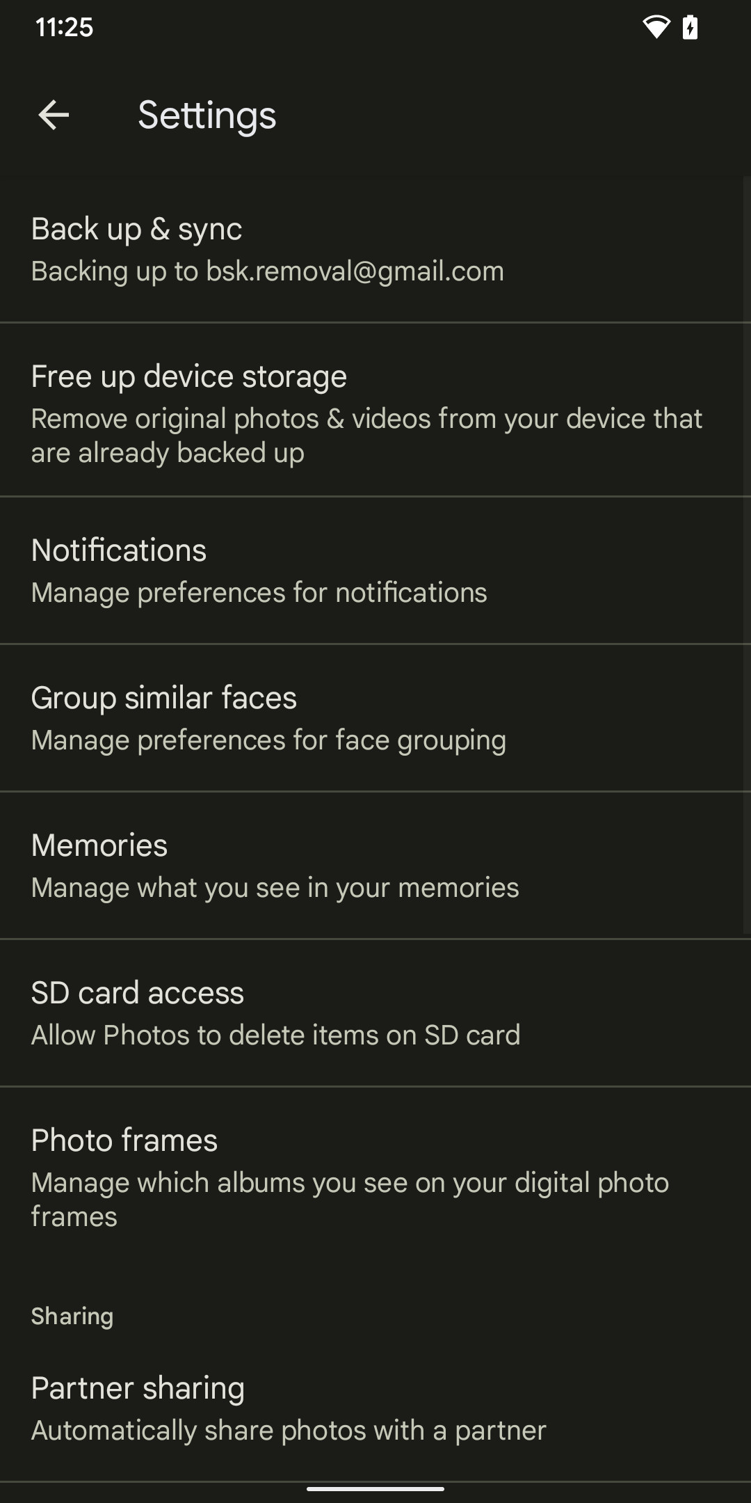 إذا لم يكن هاتفك يحتفظ بنسخة احتياطية من صورك ، فانتقل إلى الإعدادات & gt؛  النسخ الاحتياطي & أمبير ؛  تزامن.