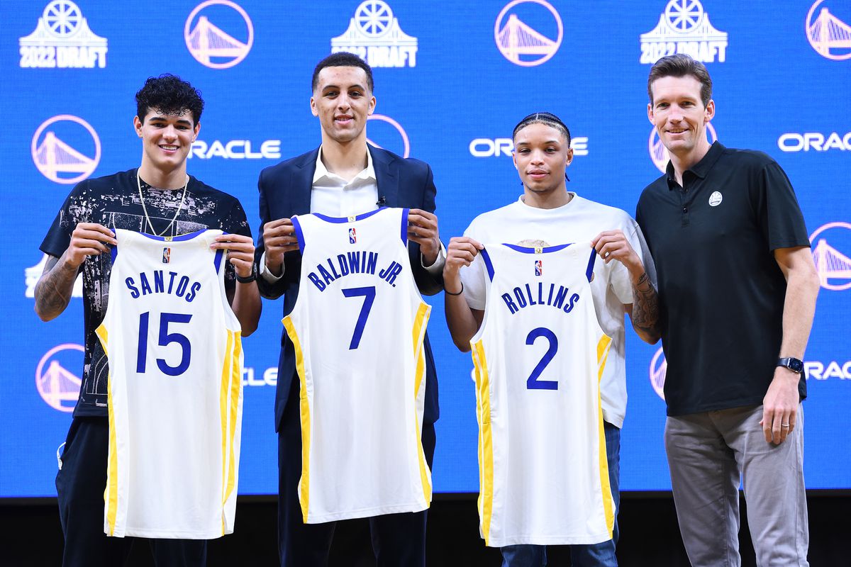Patrick Baldwin Jr., Ryan Rollins, and Gui Santos posing with their jerseys and Mike Dunleavy Jr. 