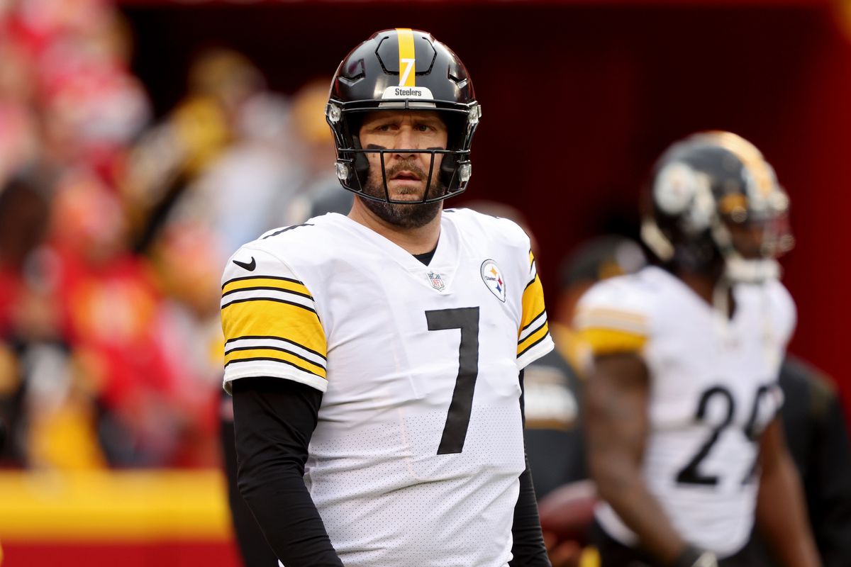 Ben Roethlisberger #7 of the Pittsburgh Steelers warms up before the game against the Kansas City Chiefs at Arrowhead Stadium on December 26, 2021 in Kansas City, Missouri.
