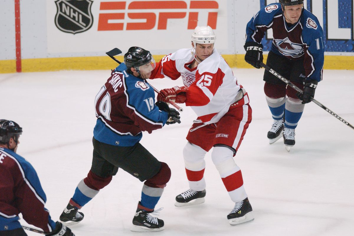 Darren McCarty fights for position with Joe Sakic
