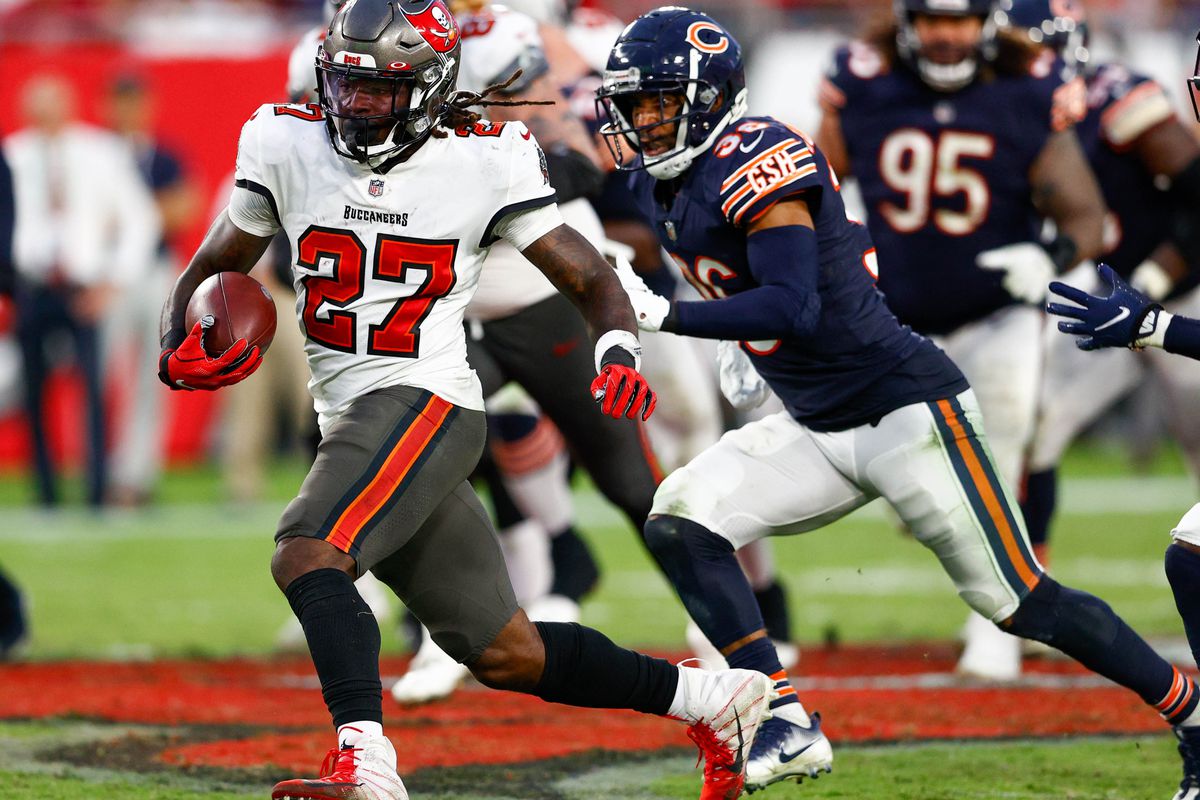 Tampa Bay Buccaneers running back Ronald Jones (27) runs the ball in the second half against the Chicago Bears at Raymond James Stadium.