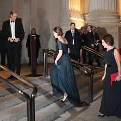 Kate, when faced with the Met's steps, hiked up her Jenny Packham dress and was like, "I got this." 