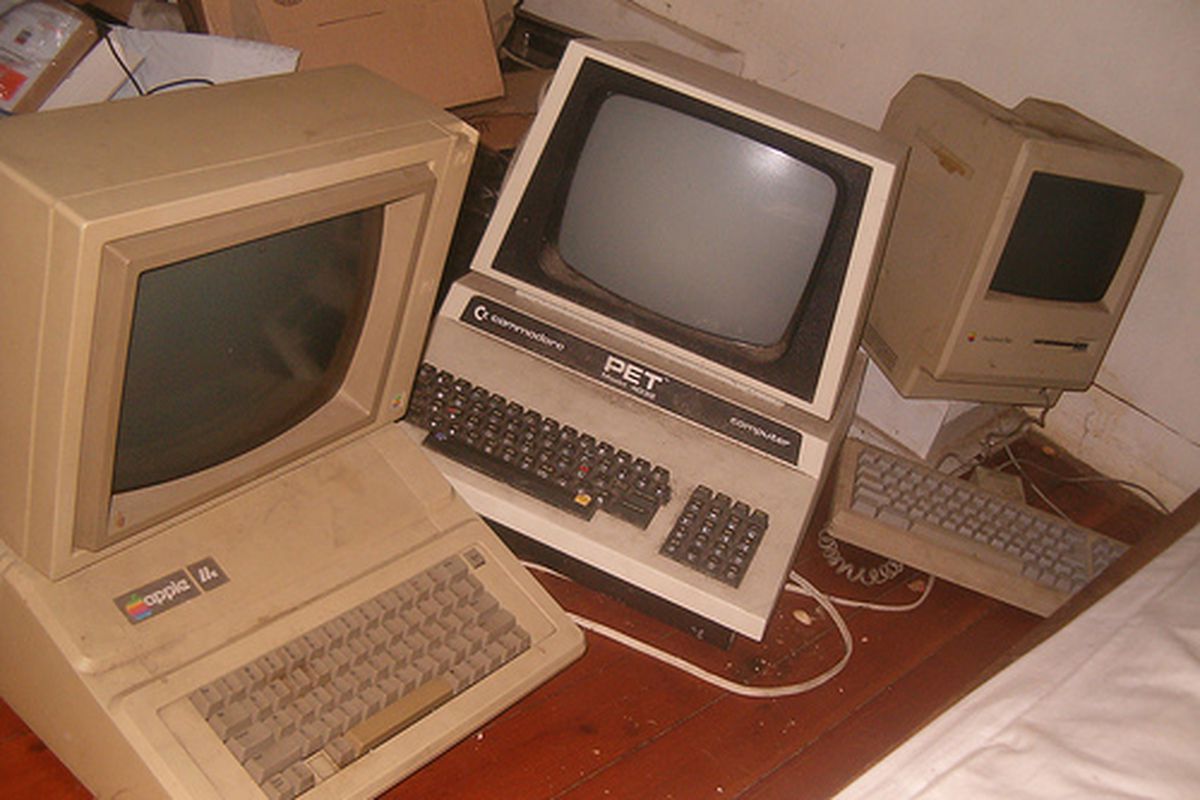 Old computers (via <a href="http://www.flickr.com/photos/eurleif/255241547/">eurleif</a>)