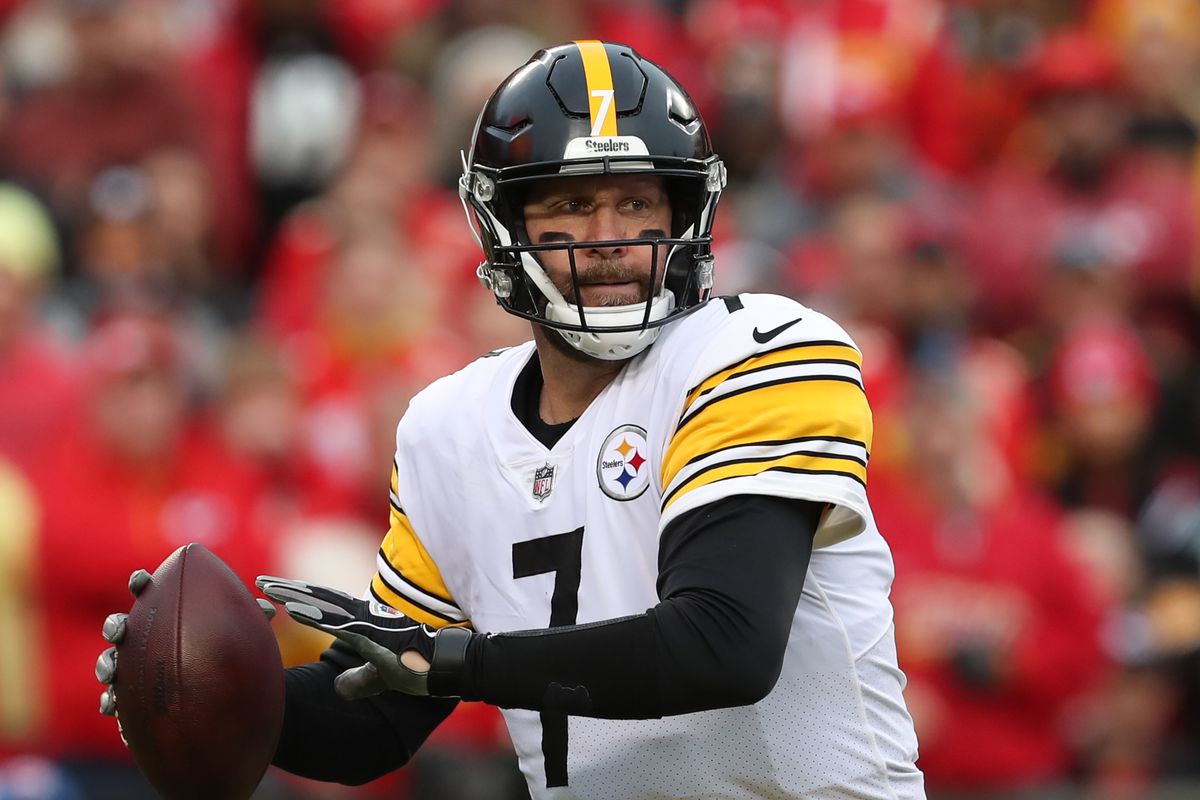 Pittsburgh Steelers quarterback Ben Roethlisberger (7) throws a pass in the first quarter of an NFL game between the Pittsburgh Steelers and Kansas City Chiefs on Dec 26, 2021 at GEHA Field at Arrowhead Stadium in Kansas City, MO.
