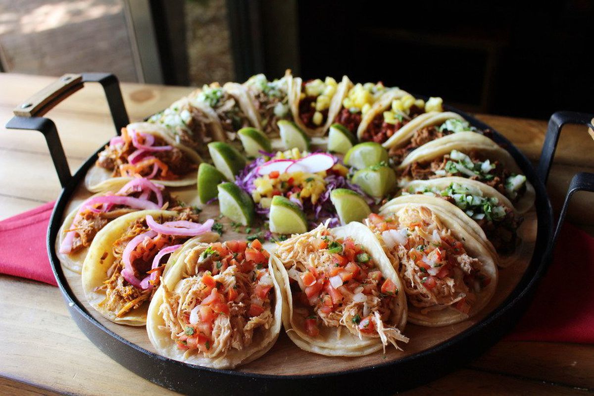 <span data-author="-1">A plate of tacos in a circular pattern</span>