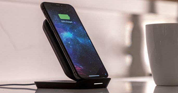 Mophie's latest wireless charging pad isn't afraid to stand on ceremony -  The Verge