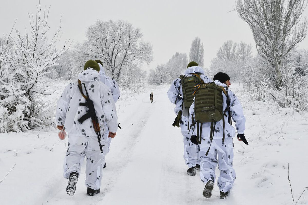 Ukrainian servicemen in Yasynuvata district of Donetsk region, eastern Ukraine.
