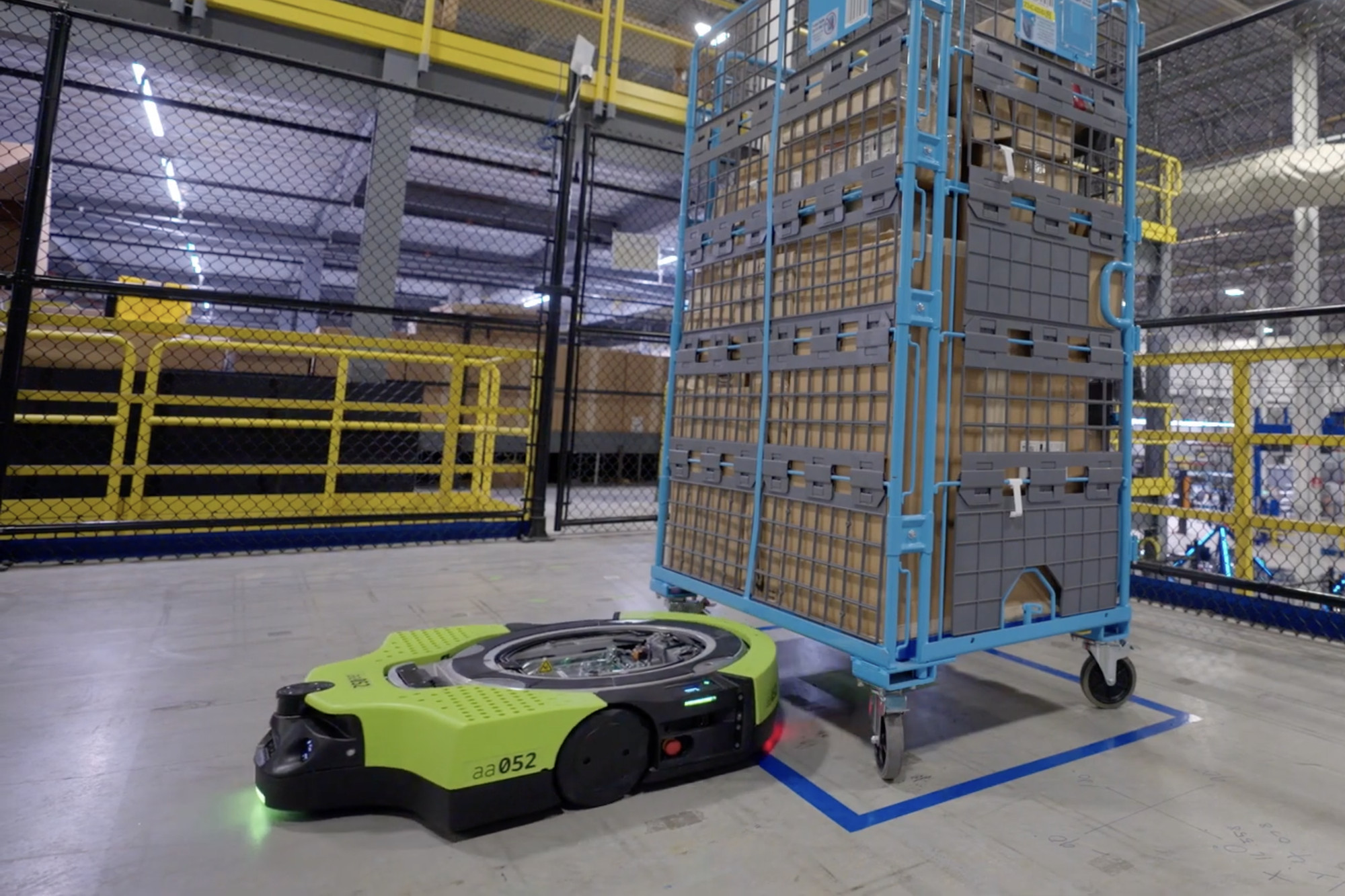 Encogerse de hombros Trascendencia Rusia Amazon's first fully autonomous warehouse robot is called Proteus - The  Verge
