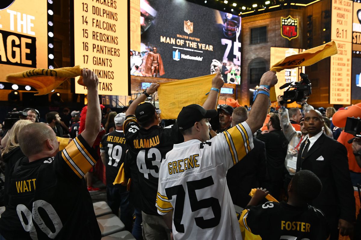 Pittsburgh Steelers fans cheer during the 2019 NFL Draft in Downtown Nashville