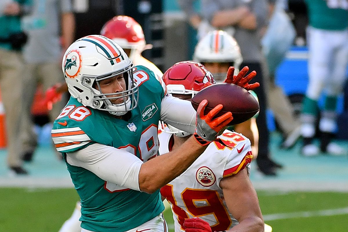 Miami Dolphins tight end Mike Gesicki (88) makes a catch in front of Kansas City Chiefs free safety Daniel Sorensen (49) during the second half at Hard Rock Stadium.