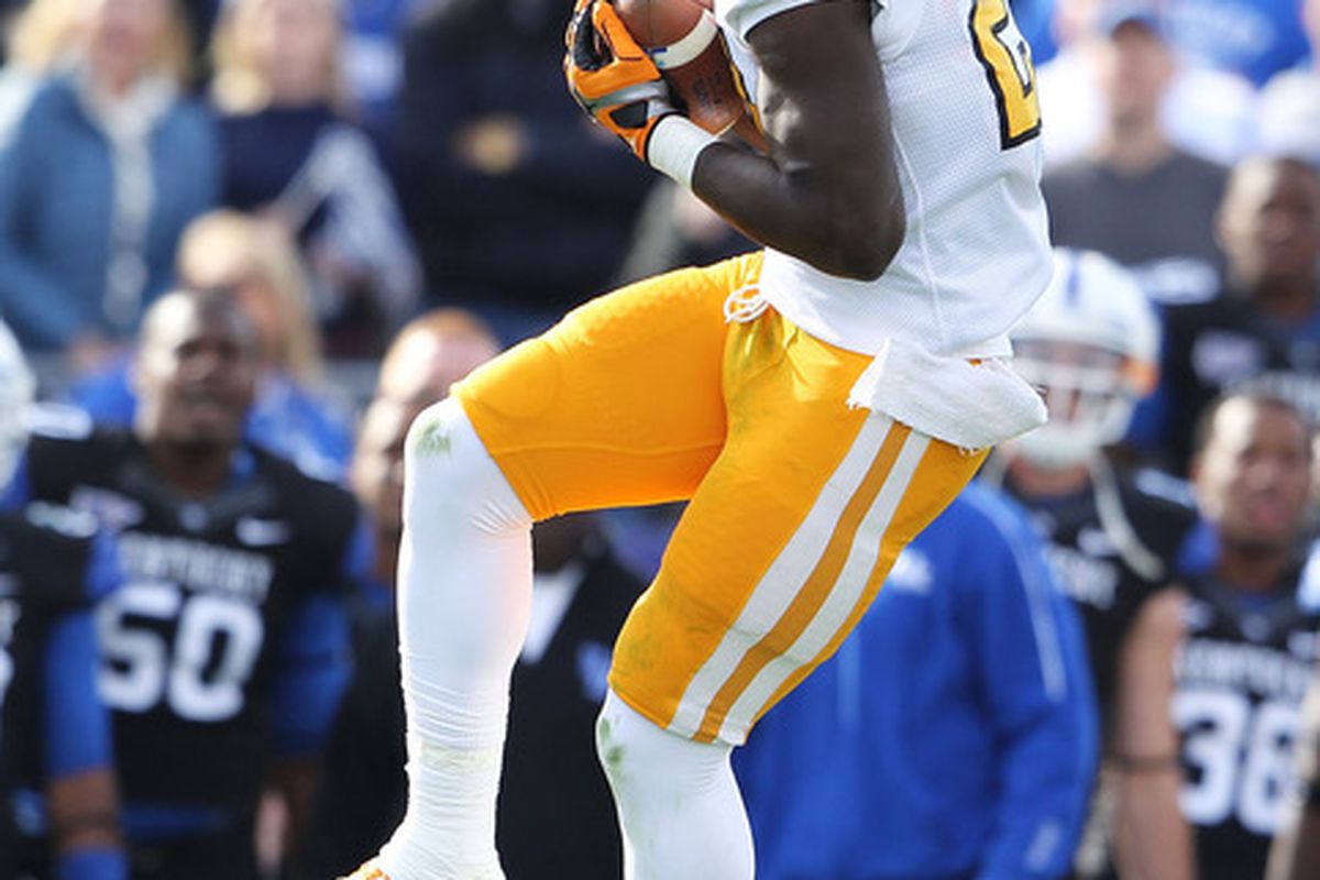 LEXINGTON, KY - NOVEMBER 26:  Da'Rick Rogers #21 of the Tennessee Volunteers catches a pass    during the game against the Kentucky Wildcats at Commonwealth Stadium on Nov. 26, 2011, in Lexington, Ky.  (Photo by Andy Lyons/Getty Images)