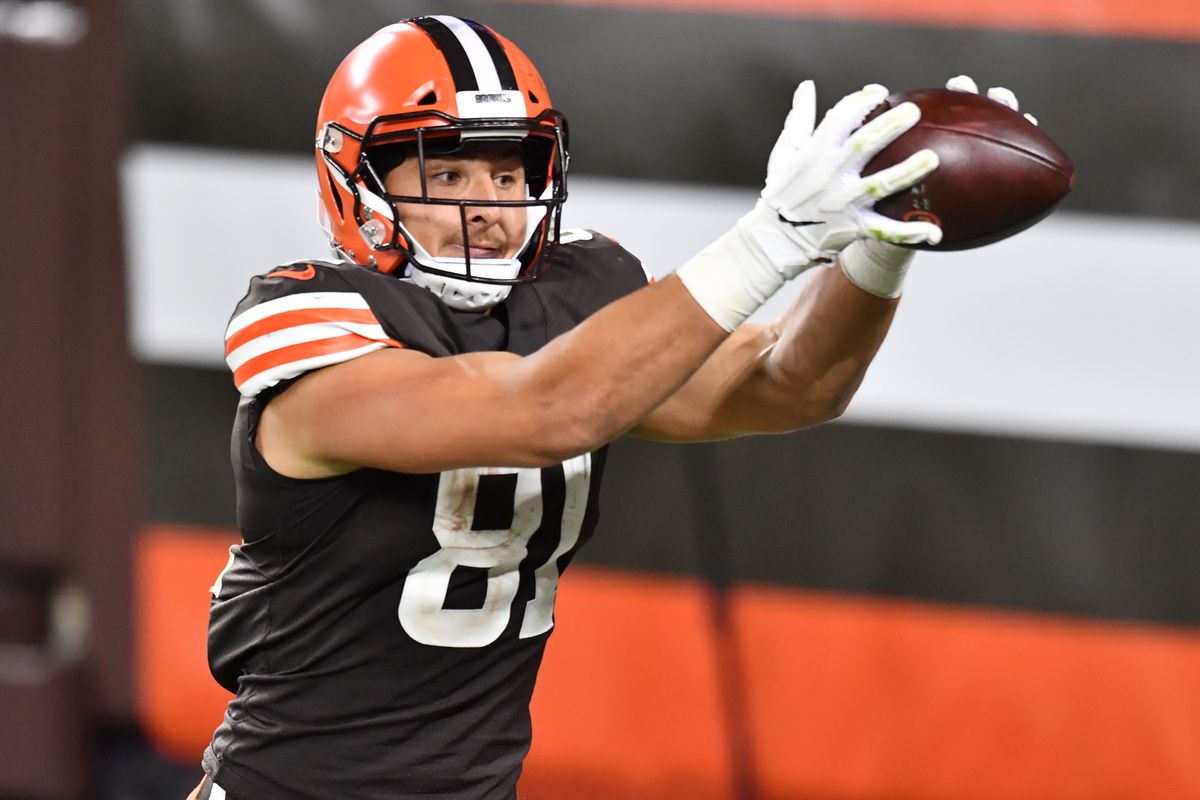 Cleveland Browns tight end Austin Hooper misses a catch during the second half against the Cincinnati Bengals at FirstEnergy Stadium.&nbsp;