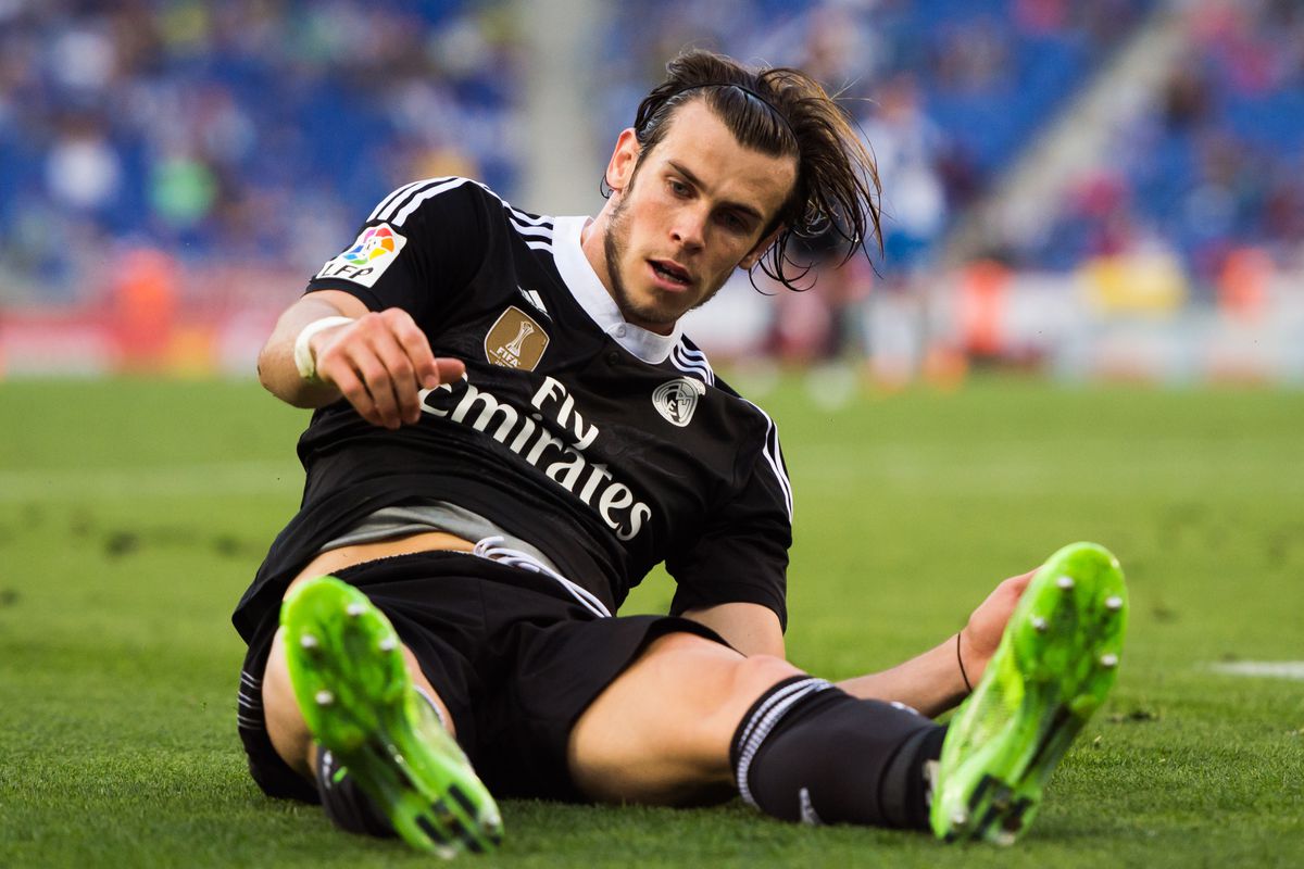 Gareth Bale has to choose between Madrid, Manchester, City and United.