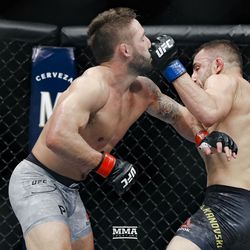 Alexander Volkanovski battles Chad Mendes at UFC 232.