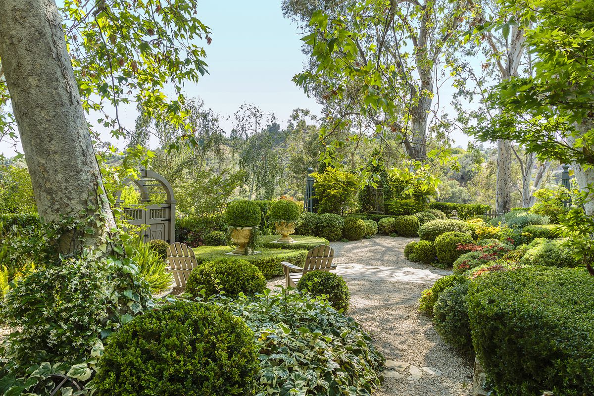 Green backyard path with seating