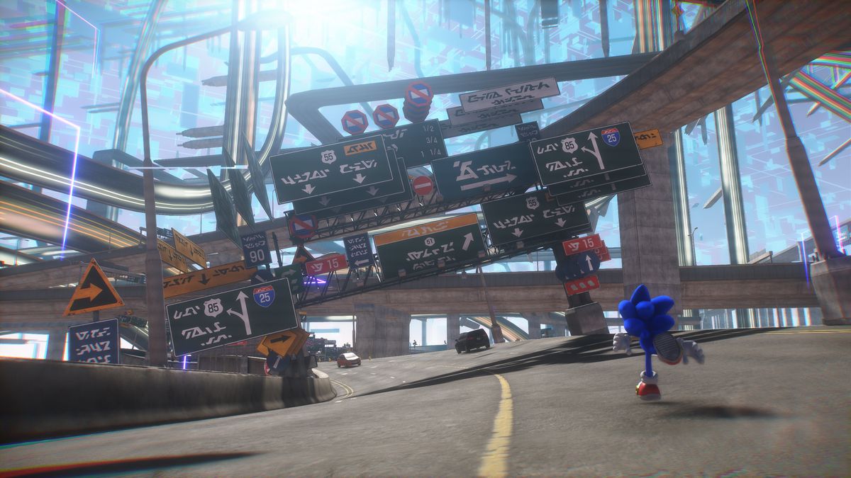 Sonic the Hedgehog, Sonic Frontiers'ın Cyber ​​Space seviyesinde kalabalık bir otoyolda koşuyor