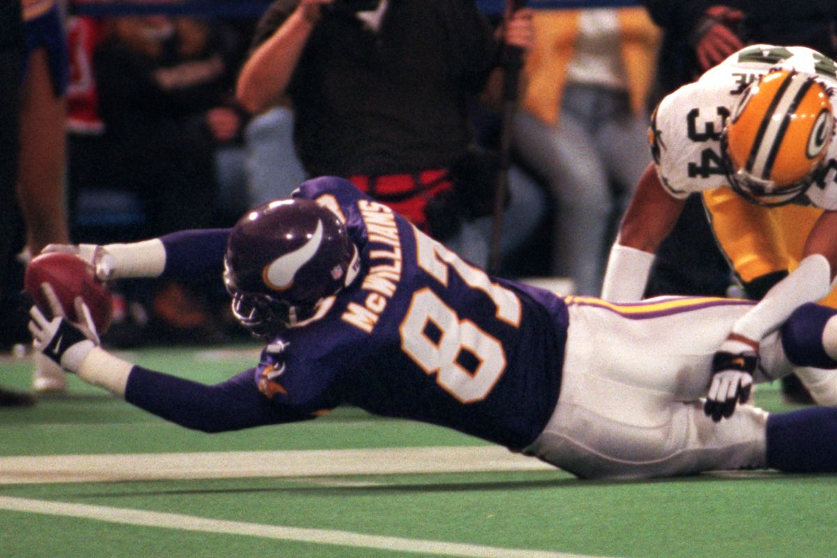 GENERAL INFORMATION: Minneapolis, MN - 12/17/00 - Vikings loose to Green Bay Packers at the Metrodome. IN THIS PHOTO: Viking tight end Johnny McWilliams beats Green bay’s Mike McKenzie as he catches a 22 yard pass during the third quarter to score the