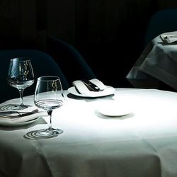 <a href="http://eater.com/archives/2011/09/30/chefs-and-restaurateurs-weigh-in-on-noshow-customers.php" rel="nofollow">Chefs and Restaurateurs Weigh In on No-Show Customers</a><br />