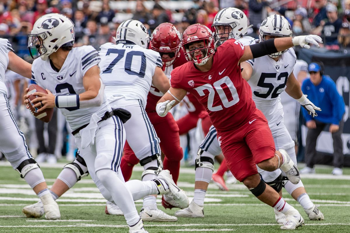PULLMAN, WA - OCTOBER 23: Washington State EDGE Quinn Roff (20) pursues the quarterback during the second half of a non-conference matchup between the BYU Cougars and the Washington State Cougars on October 23, 2021, at Martin Stadium in Pullman, WA.