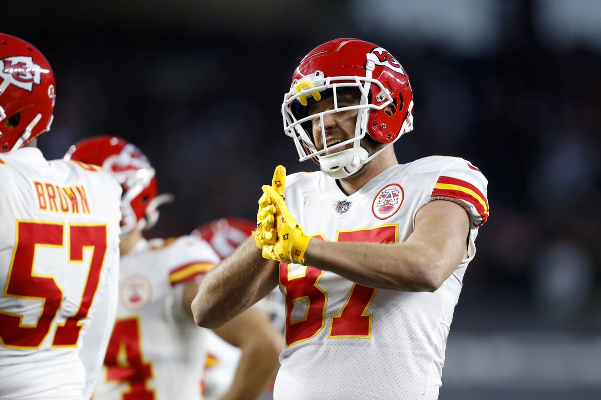 Kansas City Chiefs tight end Travis Kelce (87) warms up in the cold conditions during the second quarter against the Cincinnati Bengals at Paycor Stadium.