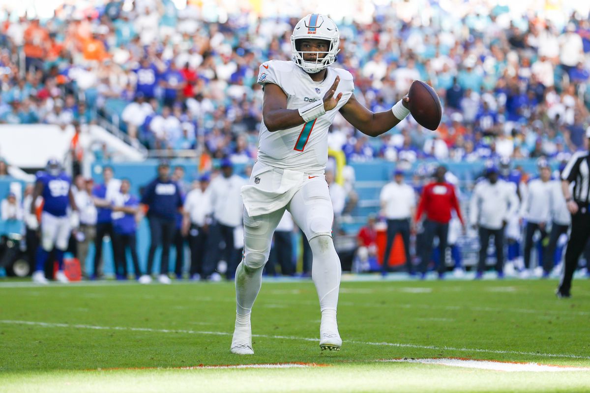 Miami Dolphins quarterback Tua Tagovailoa (1) watches before attempting a pass against the New York Giants during the second half at Hard Rock Stadium.