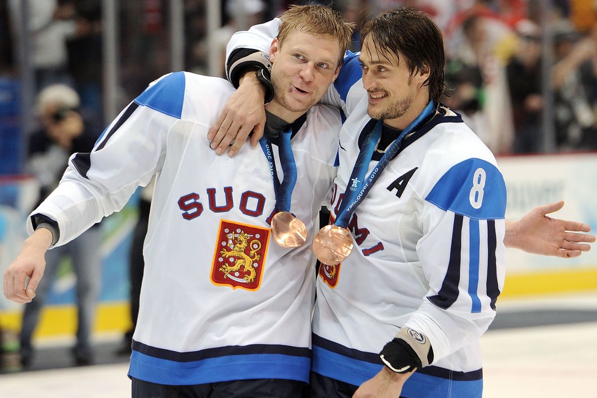 Mikko Koivu & Teemu Selanne celebrate Finland's Bronze Medal win at 2010 Winter Olympics.
