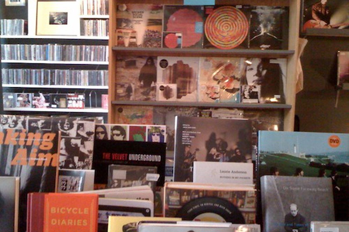 Image via <a href="http://turntabling.net/vinyl-road-rage/record-shops/chicago-record-stores-transistor/">Turntabling</a>