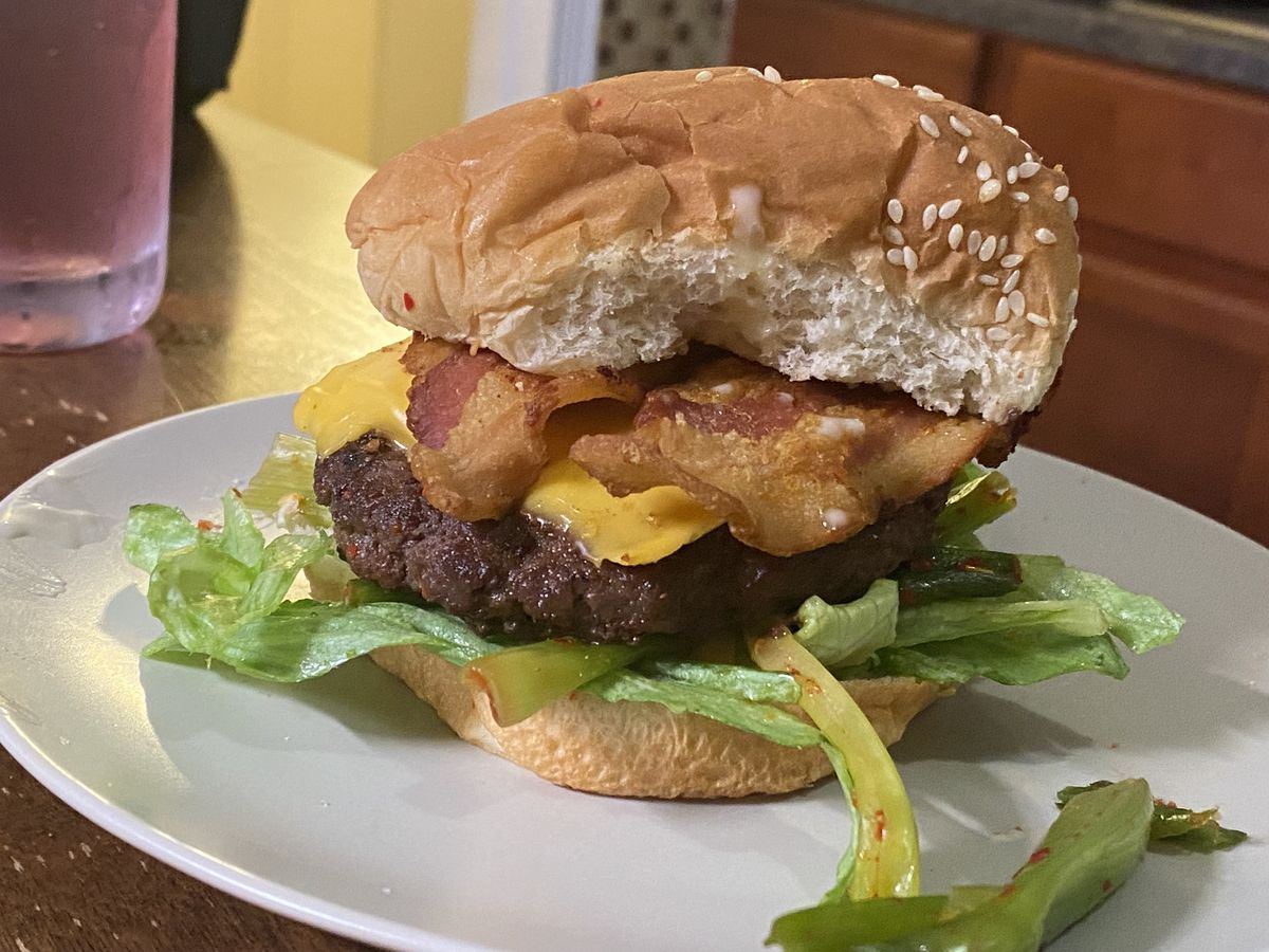 Obraz niezniszczalnego burgera Kimchi Schmidta.