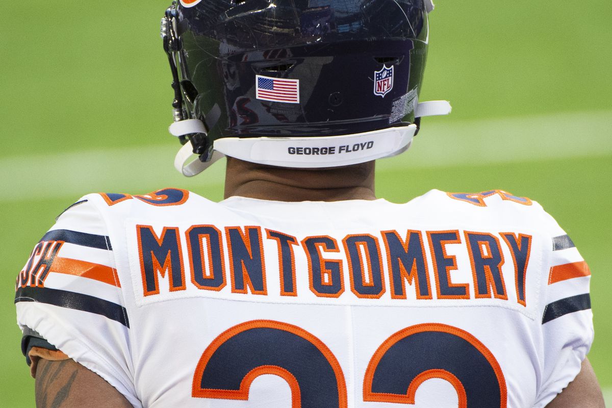 David Montgomery #32 of the Chicago Bears warms up before the game against the Minnesota Vikings at U.S. Bank Stadium on December 20, 2020 in Minneapolis, Minnesota.  &nbsp;   