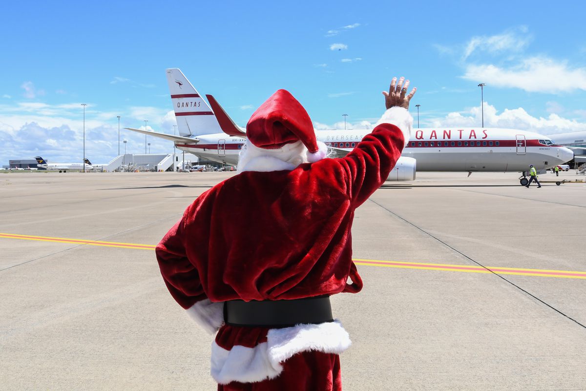 Qantas Boeing 737 Pilot Dresses As Santa Claus To Spread Festive Cheer