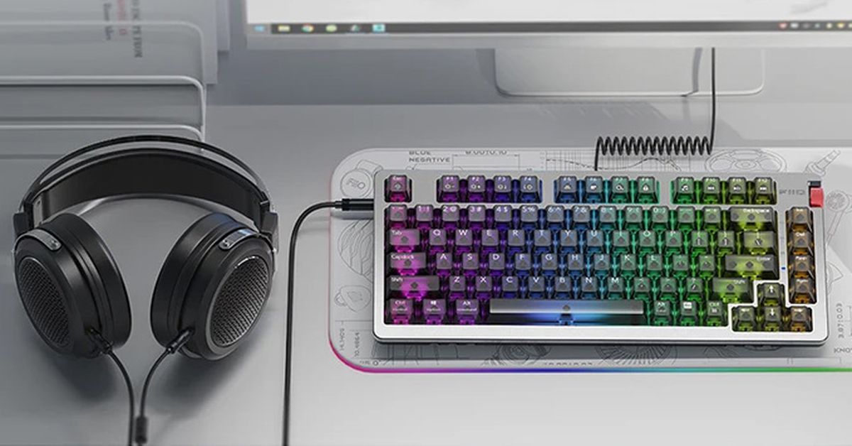 This mechanical keyboard has a headphone jack that you might actually want to use