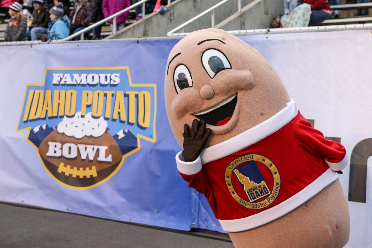 Famous Idaho Potato Bowl - Akron v Utah State