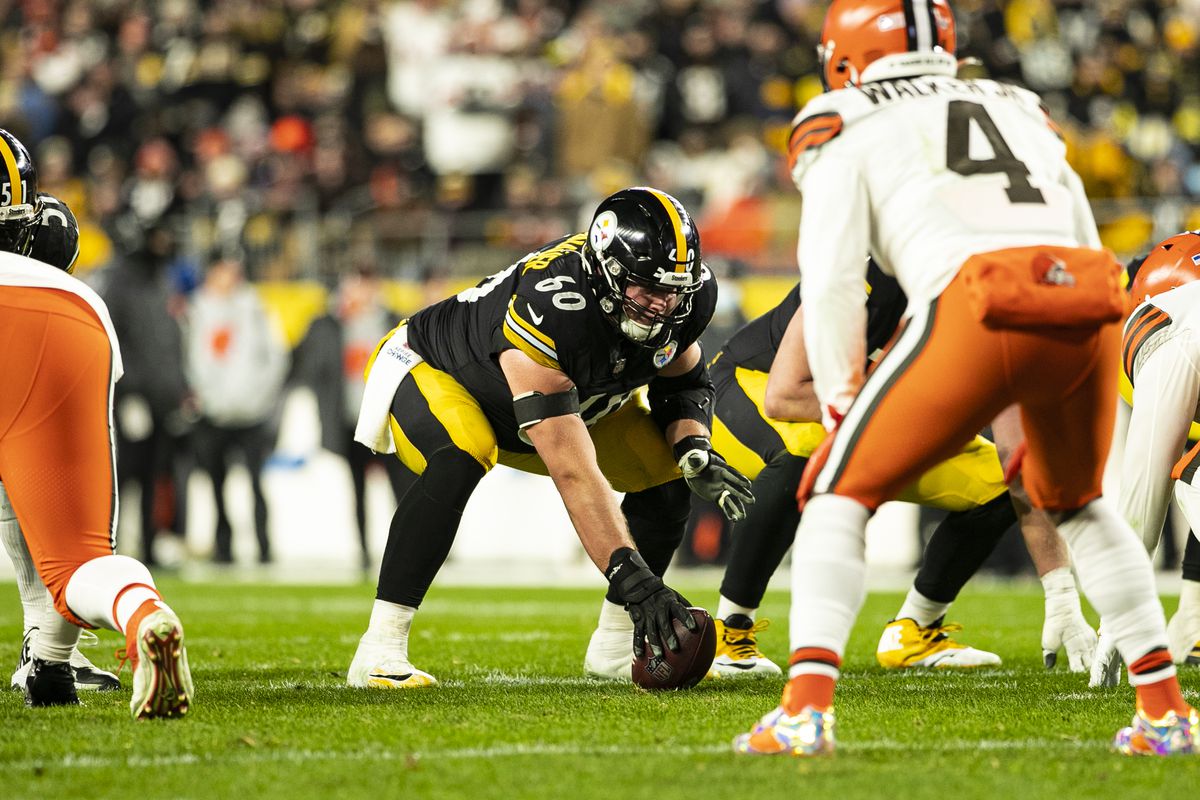 Pittsburgh Steelers center J.C. Hassenauer (60) looks on during the game against the Cleveland Browns