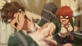 Freeze-frame zastřelil mladou červenovlasou anime ženu v zelené školní uniformě, která děrovala hnědé vlasy anime chlapce v odpovídající uniformě