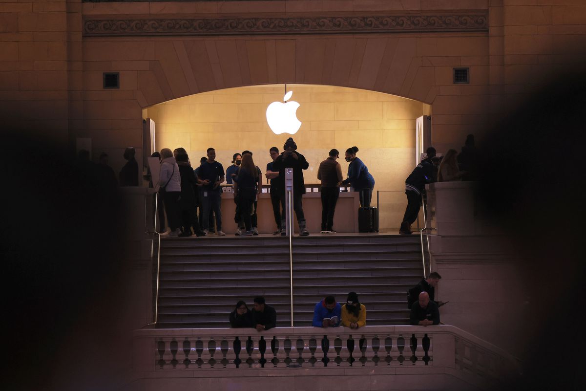 Apple Store Employees At Their Grand Central Store Start Unionization Process