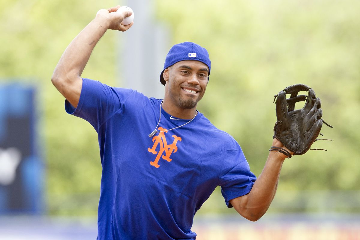 Rashad Jennings throwing out the first pitch during a Mets' Spring Training game on Tuesday