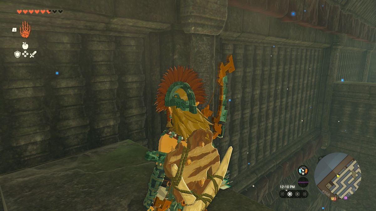 لینک در فیلم Zelda Tears of the Kingdom به دیواری در هزارتو خیره شده است.