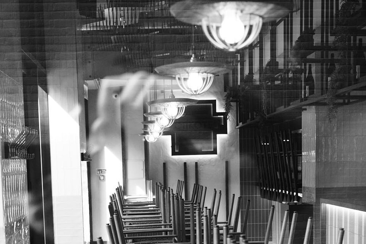 Empty tables at a London restaurant during coronavirus closure