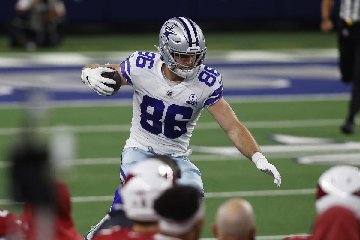 Cowboys tight end Dalton Schultz (86) runs with the ball after a catch against the Arizona Cardinals in the first quarter at AT&amp;amp;T Stadium