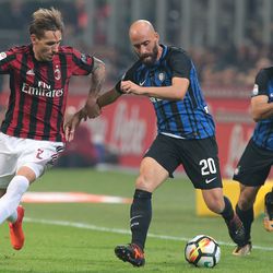 Iglesias Borja Valero of FC Internazionale Milano (C) competes for the ball with Lucas Biglia of AC Milan (L) during the Serie A match between FC Internazionale and AC Milan at Stadio Giuseppe Meazza on October 15, 2017 in Milan, Italy.