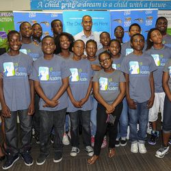 Magic guard Arron Afflalo (center), along with Miss Florida Laura McKeeman (right) and Miss America 2004 Ericka Dunlap (left) spends time with youth from the U.S. Dream Academy on Thursday, October 18. 