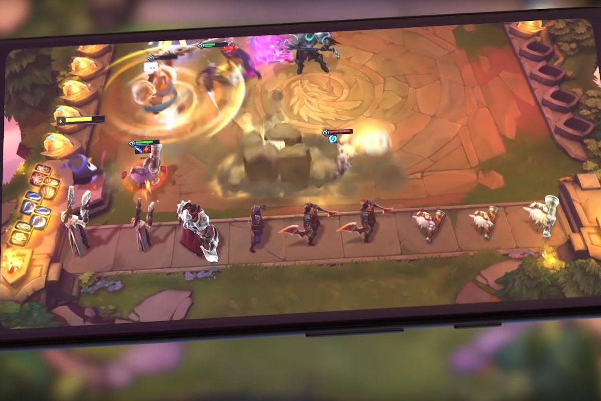 Teamfight Tactics on a mock-mobile device from Riot’s TFT 2020 preview video