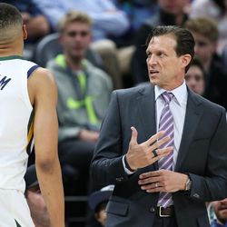 Utah Jazz head coach Quin Snyder talks to guard Dante Exum (11) during the game against the Golden State Warriors at Vivint Arena in Salt Lake City on Tuesday, April 10, 2018.