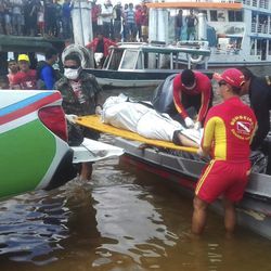 In this photo released by Brazil's Secretary of Social Communication, rescue workers carry a body recovered from the Xingu River, in Porto de Moz, in Para state, Brazil, Thursday, Aug. 24, 2017, during a search mission for the passengers of the "Comandante Ribeiro" that sank on late Tuesday. The public security office of the state of Para said 15 people made it to the shore and at least 19 bodies were recovered, while the rest were unaccounted for. Earlier the office had reported that 25 reached the shore. Authorities said the boat was traveling on the Xingu River when it sank. The cause was not immediately clear. (SECOM photo/Marcio Flexa via AP)